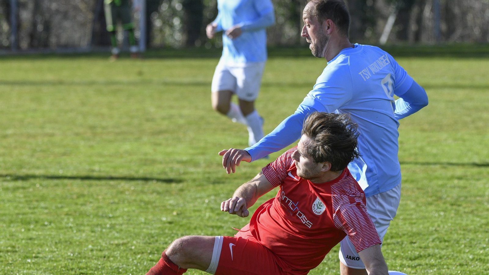 Lukas Wizemann (rotes Trikot) macht mit dem TSV Nussdorf im Heimspiel gegen den TSV Merklingen vieles richtig. Foto: Leitner Lukas Wizemann (rotes Trikot) macht mit dem TSV Nussdorf im Heimspiel gegen den TSV Merklingen vieles richtig. Foto: Leitner