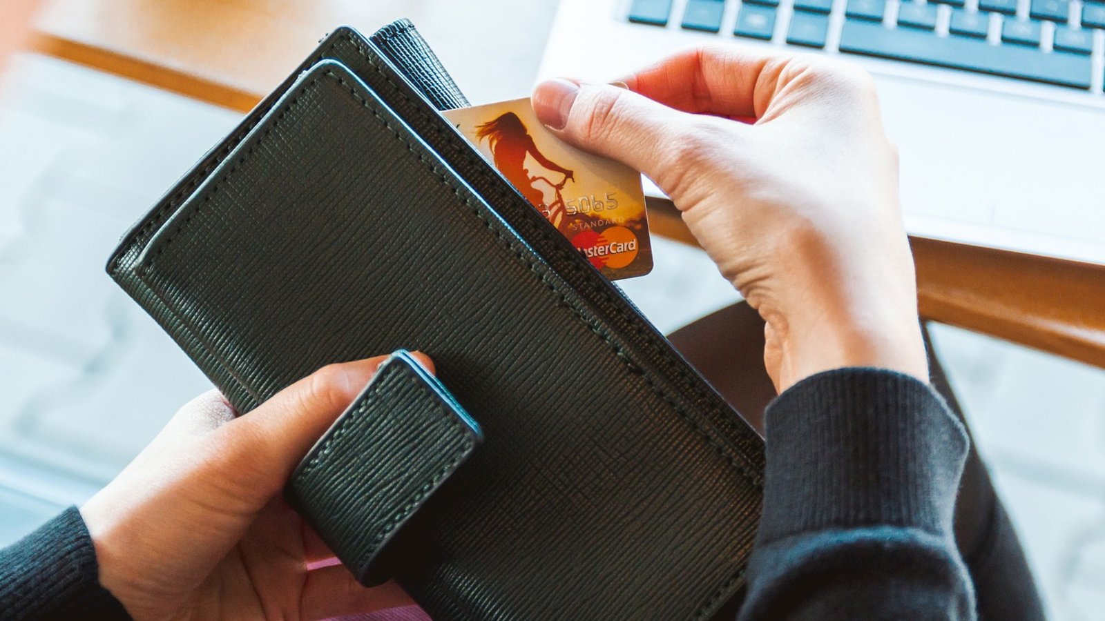 Beim Online-Shopping kann der Überblick über die Ausgaben nach und nach verloren gehen. Folge: ein wachsender Bedarf bei der Schuldnerberatung. Foto: Pixabay/Jan Vasek