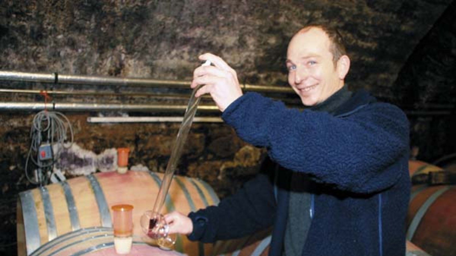 Ulrich Eißler entnimmt einen Schluck Wein, um dessen Entwicklung zu beobachten. Foto: Elsässer Ulrich Eißler entnimmt einen Schluck Wein, um dessen Entwicklung zu beobachten. Foto: Elsässer