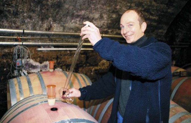 Ulrich Eißler entnimmt einen Schluck Wein, um dessen Entwicklung zu beobachten. Foto: Elsässer