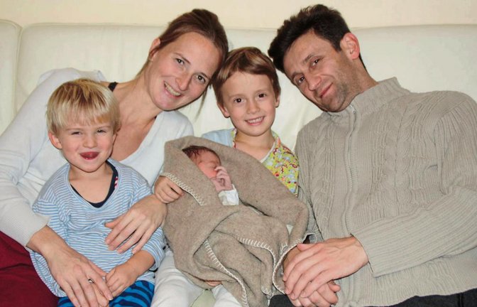 Die Jakobs – Mama Julia, Papa Michael sowie Julian (vorn links) und Marian – freuen sich über ihr schönstes Geschenk zum Fest: Baby Niklas. Foto: p