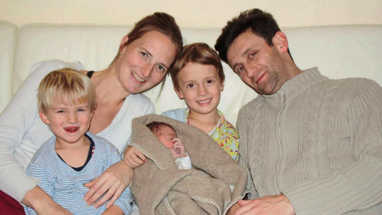 Die Jakobs – Mama Julia, Papa Michael sowie Julian (vorn links) und Marian – freuen sich über ihr schönstes Geschenk zum Fest: Baby Niklas. Foto: p Die Jakobs – Mama Julia, Papa Michael sowie Julian (vorn links) und Marian – freuen sich über ihr schönstes Geschenk zum Fest: Baby Niklas. Foto: p