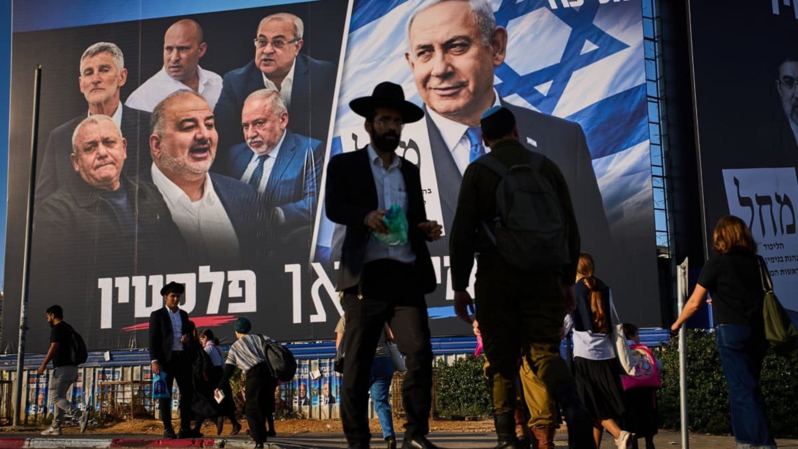 In der ultraorthodox geprägten Stadt Bnei Brak wirbt Benjamin Netanjahus Likud-Partei großflächig um Unterstützung bei den anstehenden Wahlen zur Knesset.Oded Balilty/AP/dpa In der ultraorthodox geprägten Stadt Bnei Brak wirbt Benjamin Netanjahus Likud-Partei großflächig um Unterstützung bei den anstehenden Wahlen zur Knesset.Oded Balilty/AP/dpa