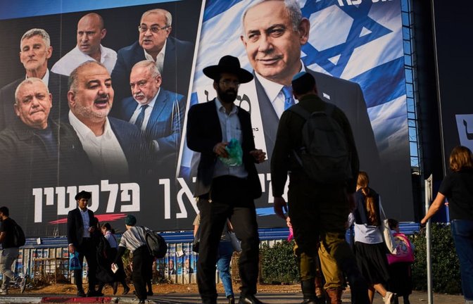 In der ultraorthodox geprägten Stadt Bnei Brak wirbt Benjamin Netanjahus Likud-Partei großflächig um Unterstützung bei den anstehenden Wahlen zur Knesset.<span class='image-autor'>Oded Balilty/AP/dpa</span>