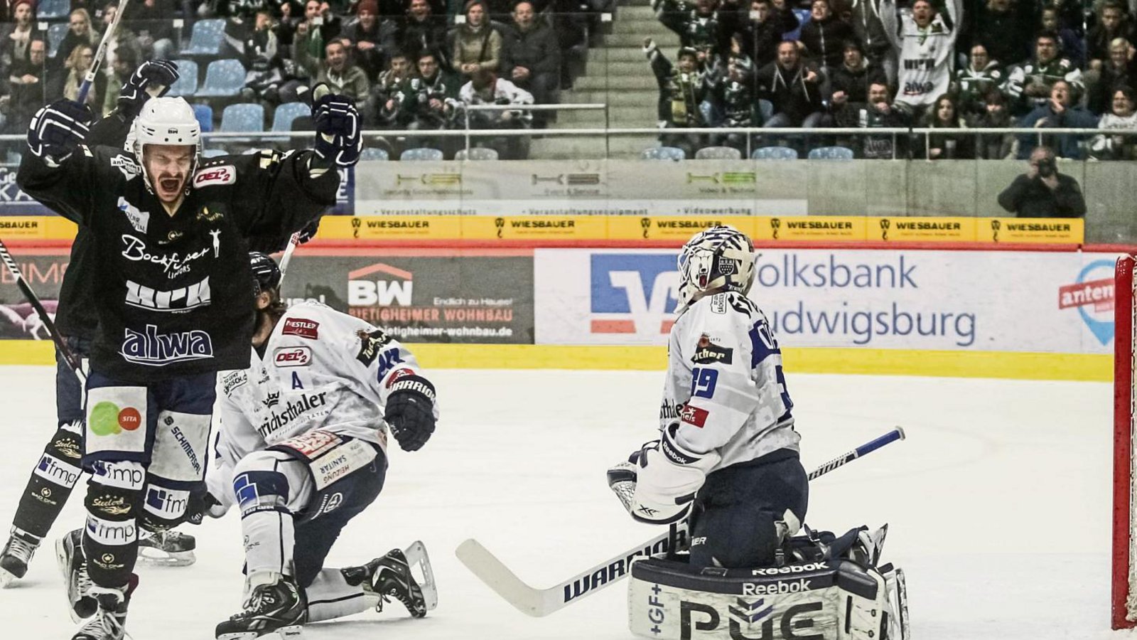 Die Eislöwen Patrick Baum und Marvin Cüpper sind geschlagen, Torschütze Robin Just bejubelt seinen Treffer zum Zwischenstand von 2:0 für die Steelers im Heimspiel gegen Dresden.    Foto: Simecek