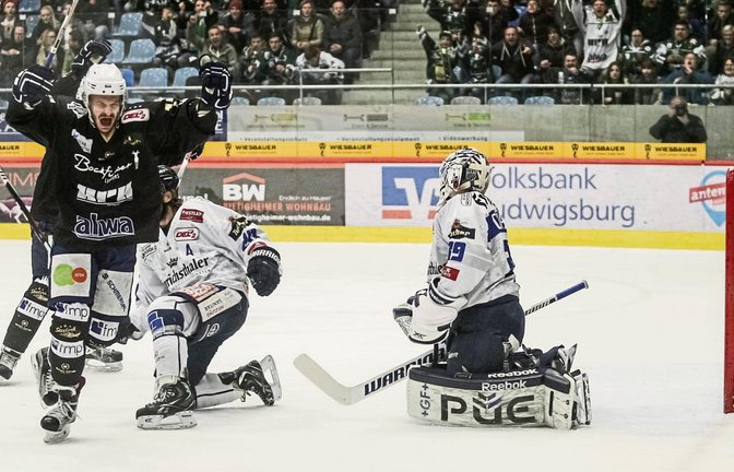 Die Eislöwen Patrick Baum und Marvin Cüpper sind geschlagen, Torschütze Robin Just bejubelt seinen Treffer zum Zwischenstand von 2:0 für die Steelers im Heimspiel gegen Dresden.    Foto: Simecek