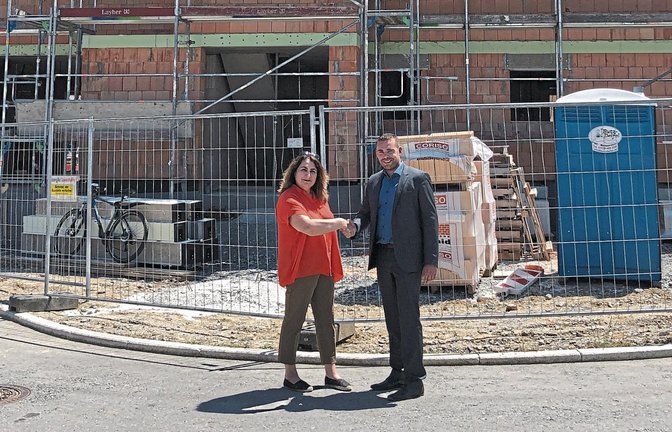 Ärztin Gabi Eichhorn und Bürgermeister Frank Wittendorfer vor dem Neubau, in dem die Praxisräume entstehen.  Foto: p