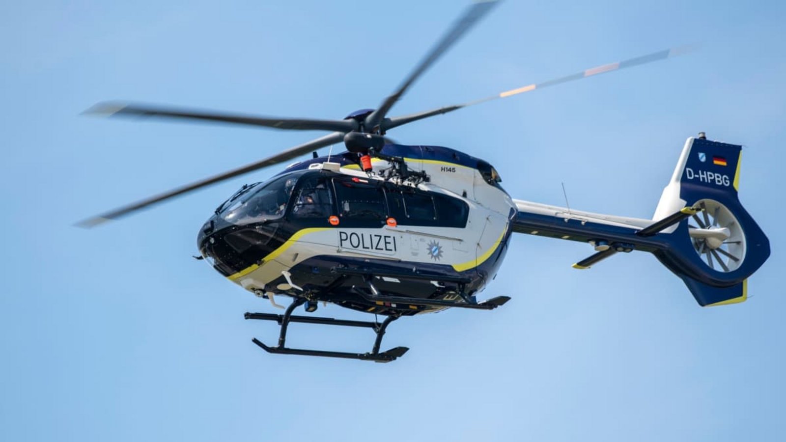 Per Hubschrauber wurde der tote 22-Jährige geborgen. (Symbolbild)Stefan Puchner/dpa Per Hubschrauber wurde der tote 22-Jährige geborgen. (Symbolbild)Stefan Puchner/dpa
