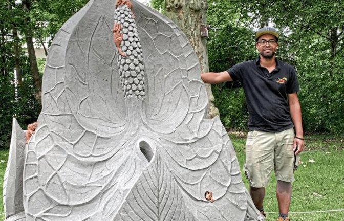 Bei wunderbarem Wetter entstanden in den vergangenen zwei Tagen im Zuge des Speedcarving-Wettbewerbs auf der Sandkunst-Ausstellung im Blühenden Barock Ludwigsburg drei weitere imposante Sandskultpturen zum Thema „Beeindruckende Pflanzenwelt“. Anique Kuizenga aus den Niederlanden, Bouke Atema aus Deutschland und Jeroen van de Vlag aus der Schweiz traten gegeneinander an. Über Tausend Besucher gaben ihre Stimmzettel ab, um für ihre Favoritin oder ihren Favoriten zu stimmen. Mit einem knappen Vorsprung gewann Sandkünstler Bouke Atema mit seiner Mausblume aus verschiedenfarbigem Sand, Platz zwei belegte Anique Kuizenga mit ihrem Frosch auf einer Gingko-Blüte und der dritte Platz ging an Jeroen van de Vlag mit seinem Eichenspross. Foto: p