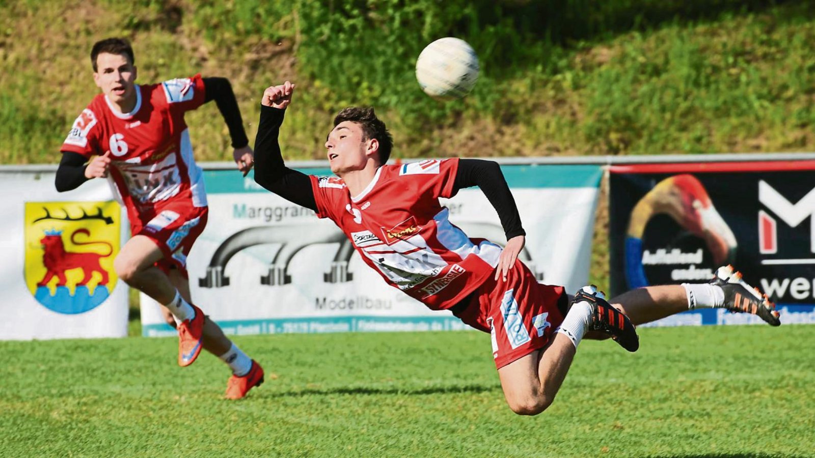 Jaro Jungclaussen versucht mit einer Flugeinlage, den Punkt zu retten. Unterm Strich war der TV Vaihingen im Heimspiel gegen den TV Wünschmichelbach aber überfordert. Foto: Küppers Jaro Jungclaussen versucht mit einer Flugeinlage, den Punkt zu retten. Unterm Strich war der TV Vaihingen im Heimspiel gegen den TV Wünschmichelbach aber überfordert. Foto: Küppers