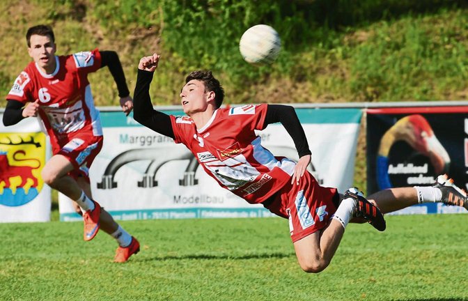 Jaro Jungclaussen versucht mit einer Flugeinlage, den Punkt zu retten. Unterm Strich war der TV Vaihingen im Heimspiel gegen den TV Wünschmichelbach aber überfordert. Foto: Küppers