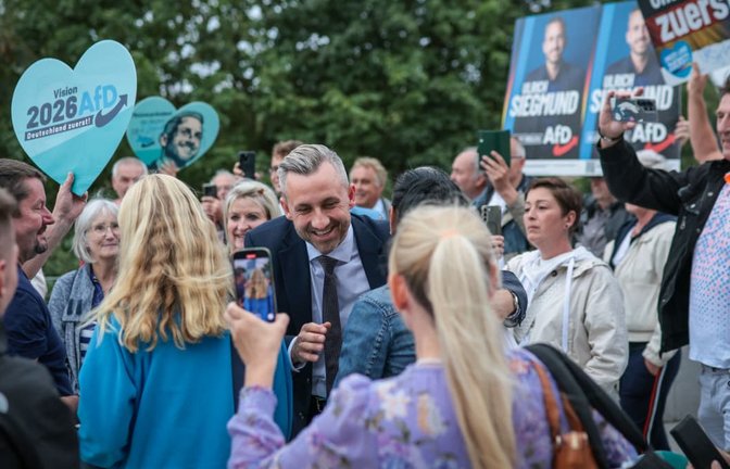 Parteifreunde kommen ob seines Gute-Laune-Wahlkampfes ins Schwärmen: AfD-Spitzenkandidat Ulrich Siegmund.<span class='image-autor'>Ronny Hartmann/afp</span>