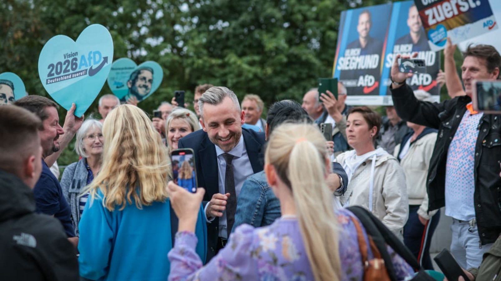 Parteifreunde kommen ob seines Gute-Laune-Wahlkampfes ins Schwärmen: AfD-Spitzenkandidat Ulrich Siegmund.Ronny Hartmann/afp