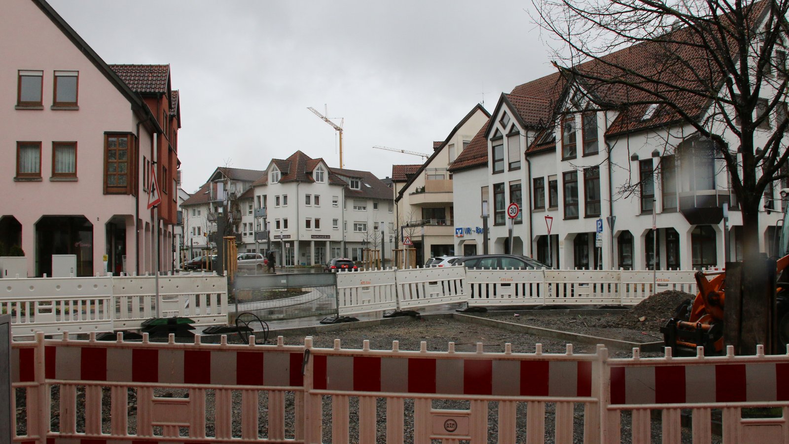 Die Bauarbeiten sind noch nicht abgeschlossen, aber der Termin für die Einweihung der neuen Sersheimer Ortsmitte steht. Foto: Bögel Die Bauarbeiten sind noch nicht abgeschlossen, aber der Termin für die Einweihung der neuen Sersheimer Ortsmitte steht. Foto: Bögel