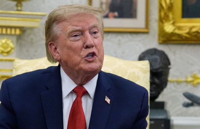 US-Präsident Donald Trump spricht im Oval Office des Weißen Hauses.<span class='image-autor'>Manuel Balce Ceneta/AP/dpa</span>