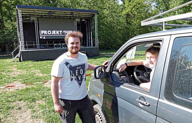 Philipp Buchholz (links) und Simon Berger hatten die Idee für die Auto-Comedy.  Foto: Roth
