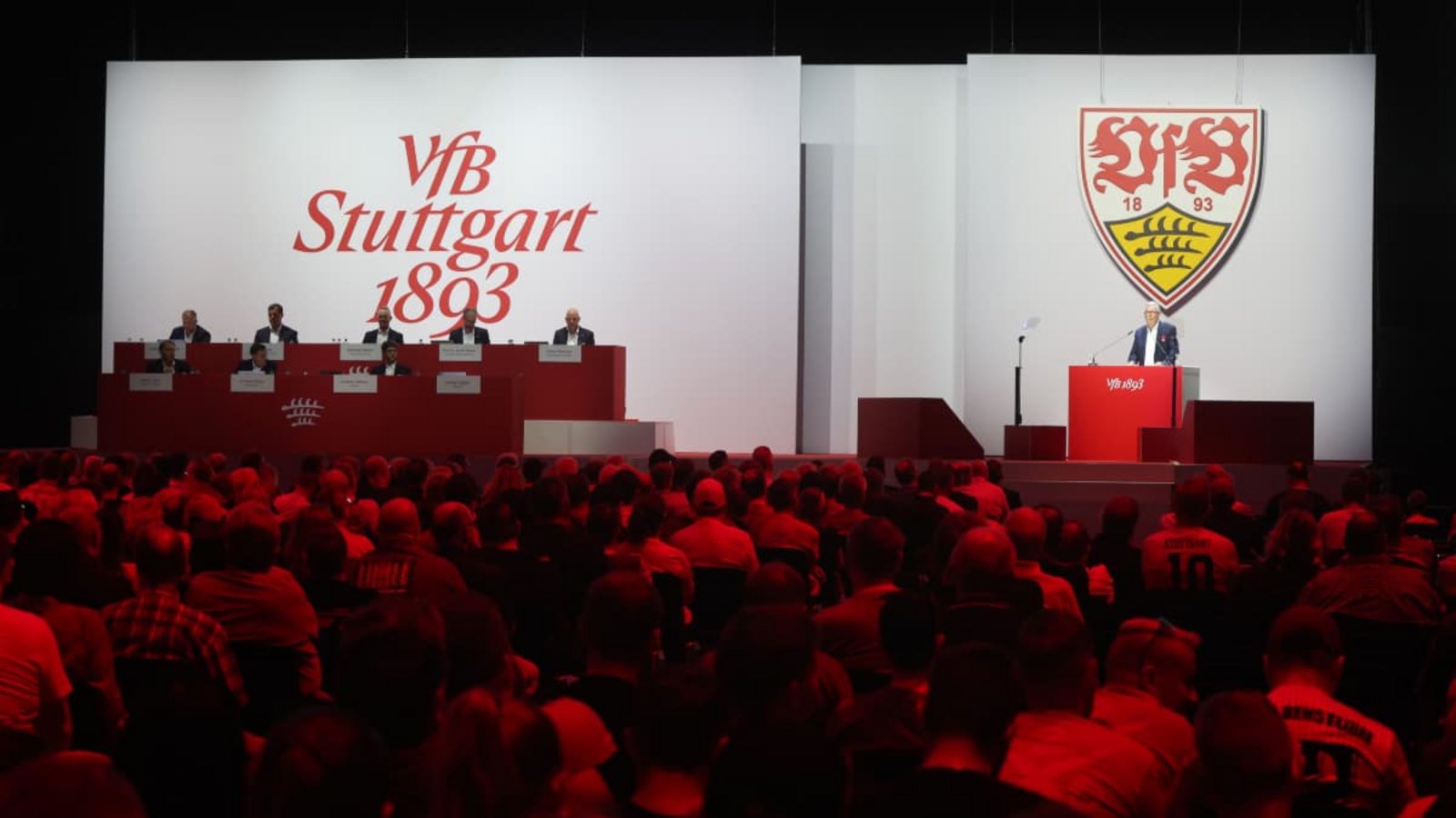 Auf der Mitgliederversammlung des VfB in der Porsche-Arena im Neckarpark präsentiert der Verein gute Zahlen.Baumann/Hansi Britsch