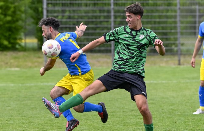 Tom Ludwig (rechts) bringt mit dem VfR Sersheim den TSV Phönix Lomersheim II und Eros Schembri (links) ins Straucheln. <span class='image-autor'>Foto: Leitner</span>