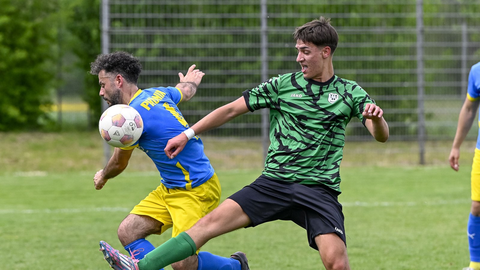 Tom Ludwig (rechts) bringt mit dem VfR Sersheim den TSV Phönix Lomersheim II und Eros Schembri (links) ins Straucheln. Foto: Leitner