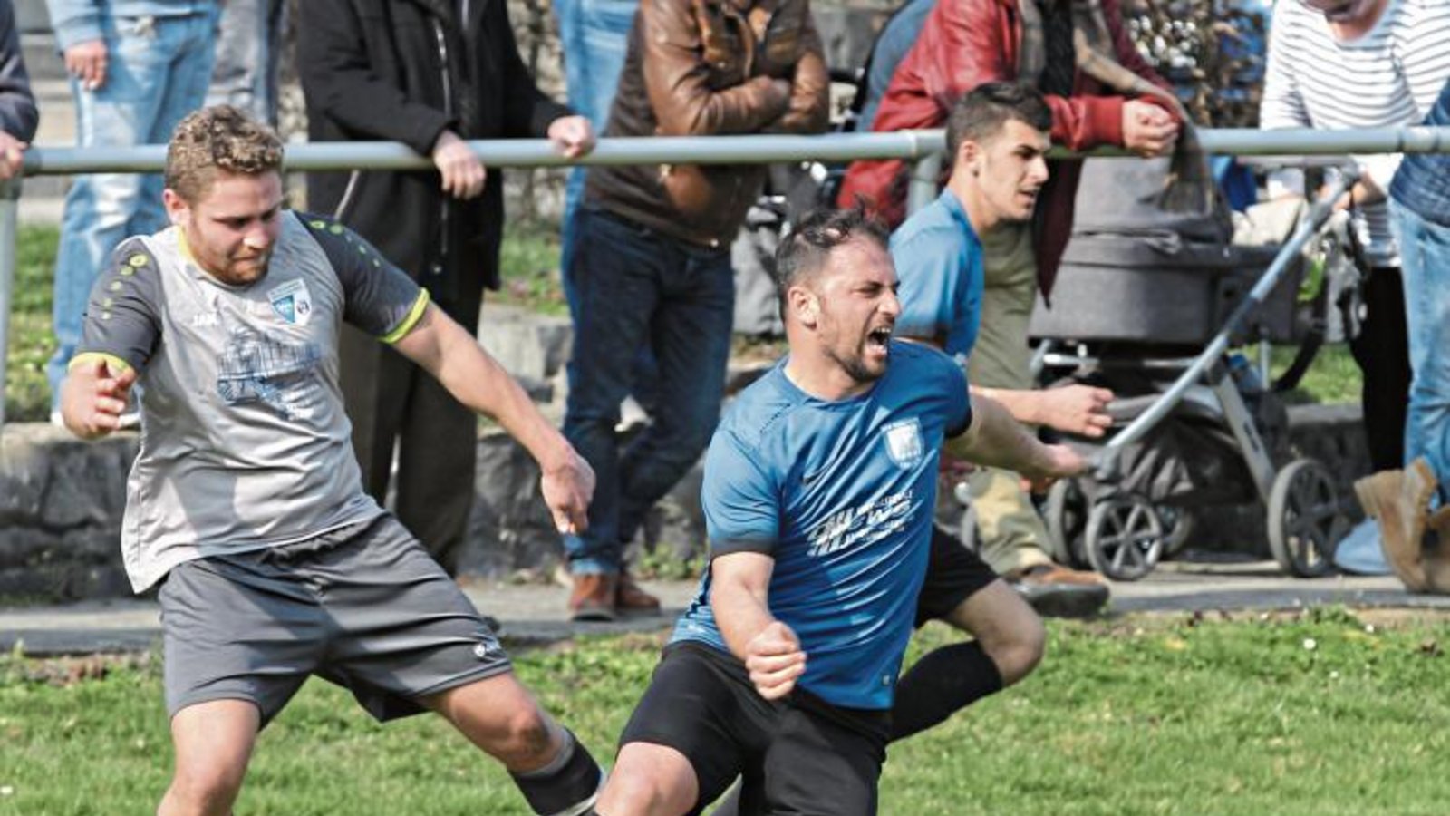 Vaihingens Qendrim Emini (rechts) – hier gefoult von Manuel Klempin von der SGM Roßwag/Mühlhausen – bindet aufgrund seiner Physis und Erfahrung die Abwehrspieler. Foto: Nachreiner Vaihingens Qendrim Emini (rechts) – hier gefoult von Manuel Klempin von der SGM Roßwag/Mühlhausen – bindet aufgrund seiner Physis und Erfahrung die Abwehrspieler. Foto: Nachreiner