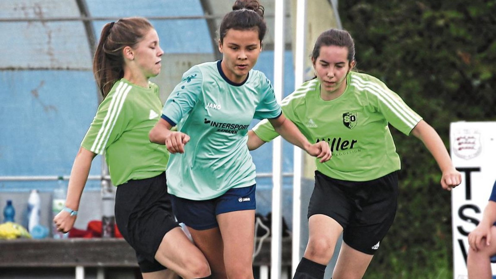Veronika Hämmerle (Mitte) wird von zwei Gegnerinnen in die Zange genommen. Die Großglattbacher C-Juniorinnen traten aber gut auf. Foto: Küppers Veronika Hämmerle (Mitte) wird von zwei Gegnerinnen in die Zange genommen. Die Großglattbacher C-Juniorinnen traten aber gut auf. Foto: Küppers