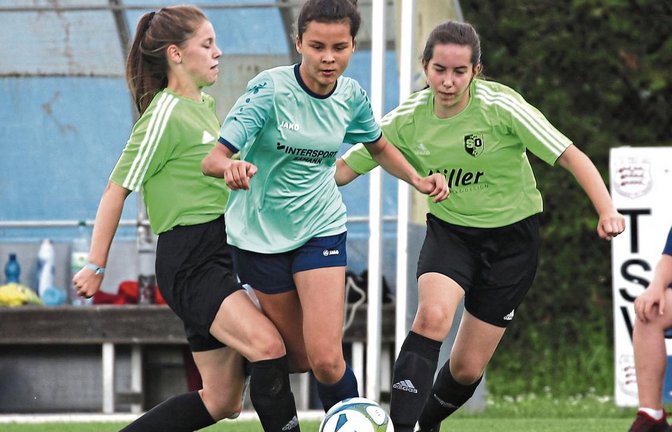 Veronika Hämmerle (Mitte) wird von zwei Gegnerinnen in die Zange genommen. Die Großglattbacher C-Juniorinnen traten aber gut auf. Foto: Küppers
