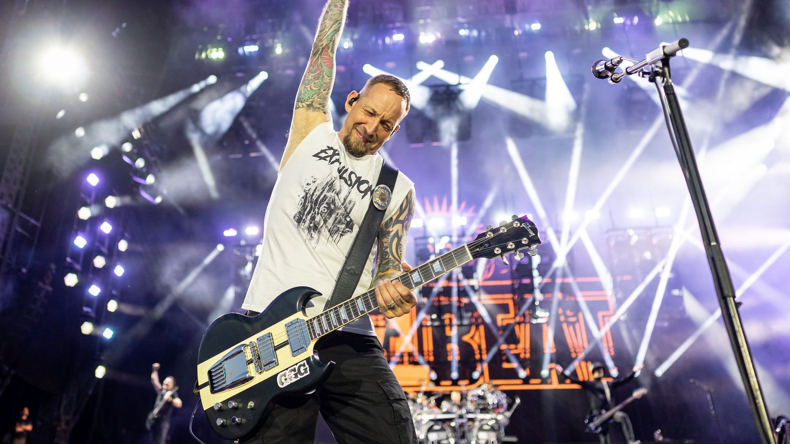 Michael Poulsen, Sänger und Gitarrist der dänischen Metal-Band Volbeat, steht mit seiner Band auf der Bühne beim Open-Air-Festival Rock im Park.Foto: Daniel Karmann/dpa Michael Poulsen, Sänger und Gitarrist der dänischen Metal-Band Volbeat, steht mit seiner Band auf der Bühne beim Open-Air-Festival Rock im Park.Foto: Daniel Karmann/dpa