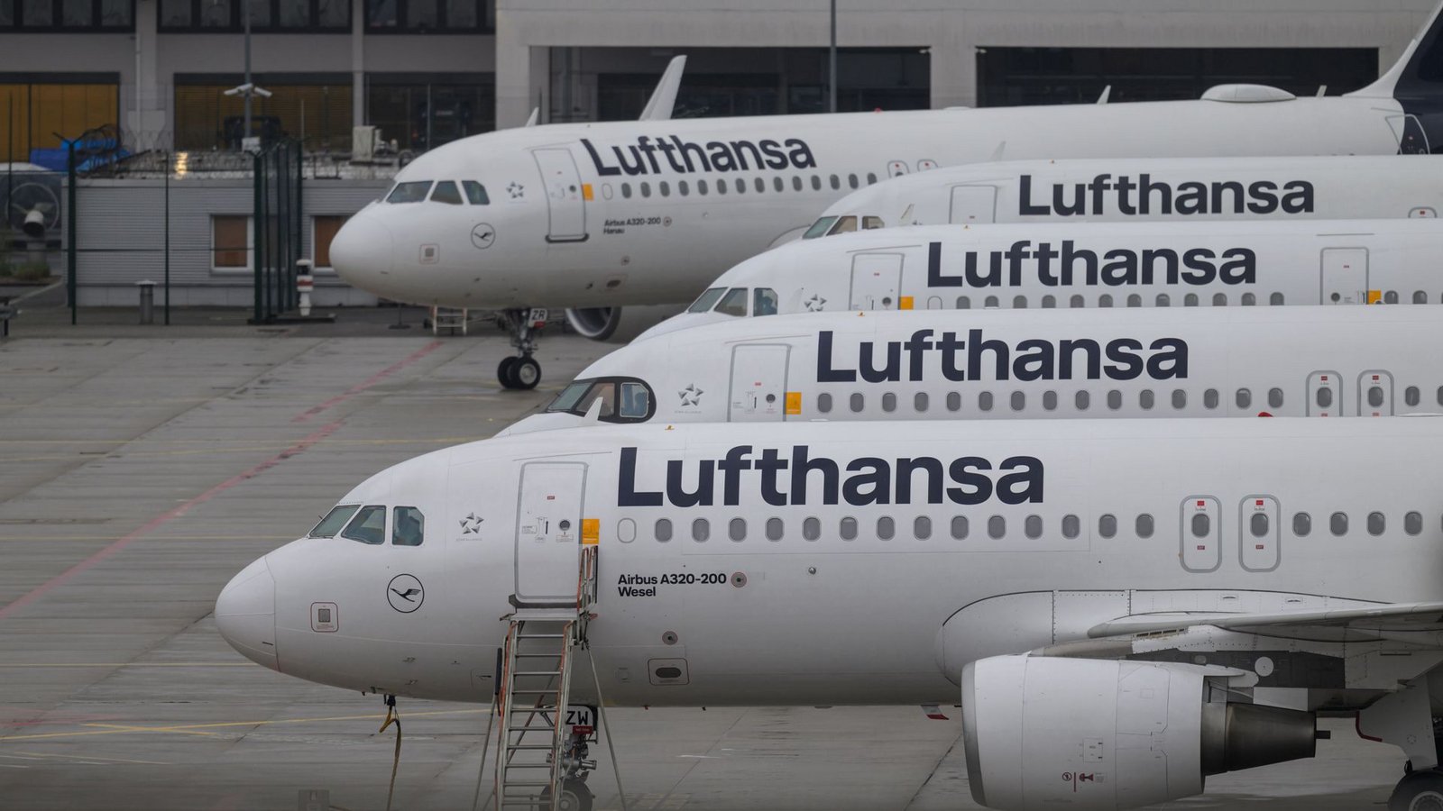 Passagiere der Lufthansa müssen sich auf weitere Streiktage einrichten.Foto: Hannes P. Albert/dpa/Hannes P Albert