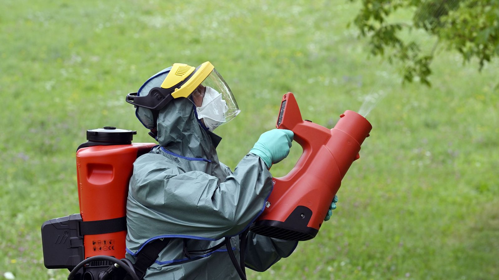 Pestizid-Einsatz (Symbolbild).Foto: dpa/Walter Bieri Pestizid-Einsatz (Symbolbild).Foto: dpa/Walter Bieri