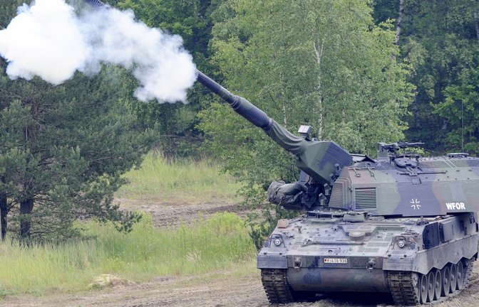 Eine Panzerhaubitze 2000 der Bundeswehr. Für den Krieg gegen Russland liefert Deutschland für 1,13 Milliarden Euro Panzer- und Flugabwehrwaffen an die Ukraine (Symbolfoto).<span class='image-autor'>Foto: dpa/Maurizio Gambarini</span>