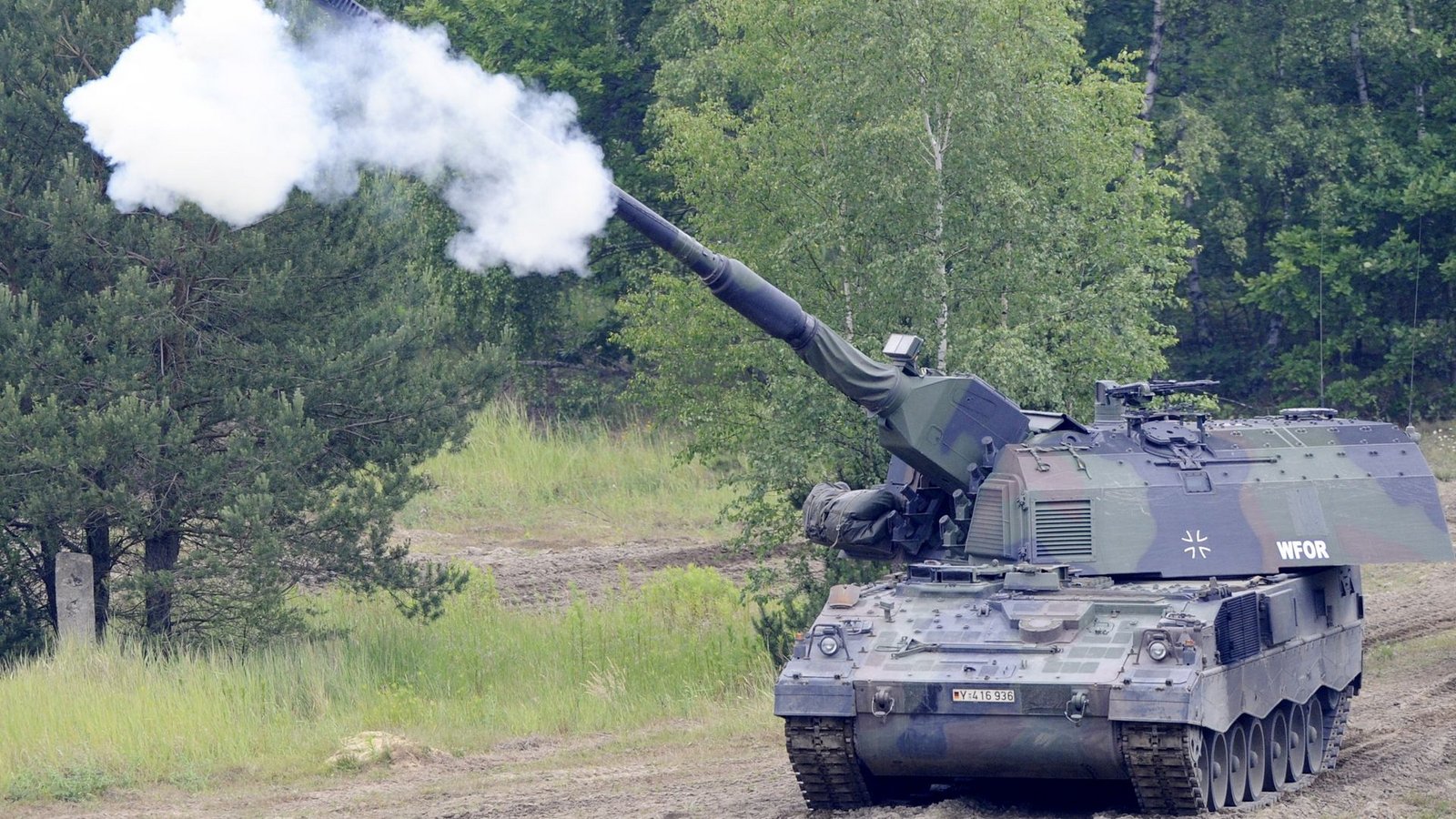 Eine Panzerhaubitze 2000 der Bundeswehr. Für den Krieg gegen Russland liefert Deutschland für 1,13 Milliarden Euro Panzer- und Flugabwehrwaffen an die Ukraine (Symbolfoto).Foto: dpa/Maurizio Gambarini Eine Panzerhaubitze 2000 der Bundeswehr. Für den Krieg gegen Russland liefert Deutschland für 1,13 Milliarden Euro Panzer- und Flugabwehrwaffen an die Ukraine (Symbolfoto).Foto: dpa/Maurizio Gambarini