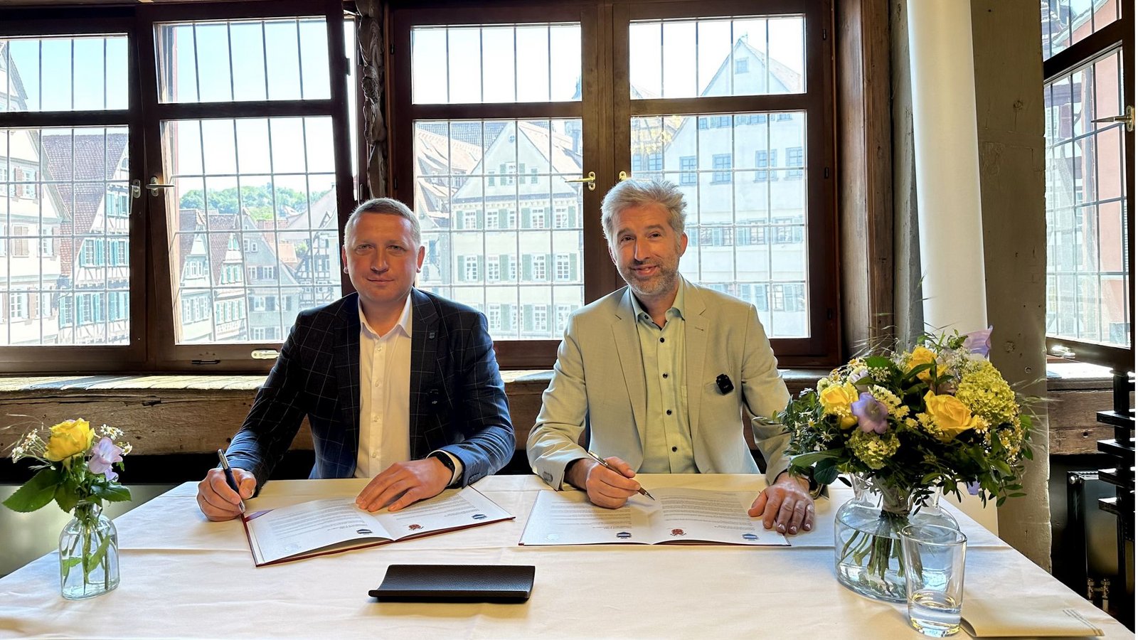 Palmer und sein ukrainischer Amtskollege Maletskyi bei der Vertragsunterschrift für die Solidaritätspartnerschaft.Foto: StZN/Hannes-C. Buchmann Palmer und sein ukrainischer Amtskollege Maletskyi bei der Vertragsunterschrift für die Solidaritätspartnerschaft.Foto: StZN/Hannes-C. Buchmann