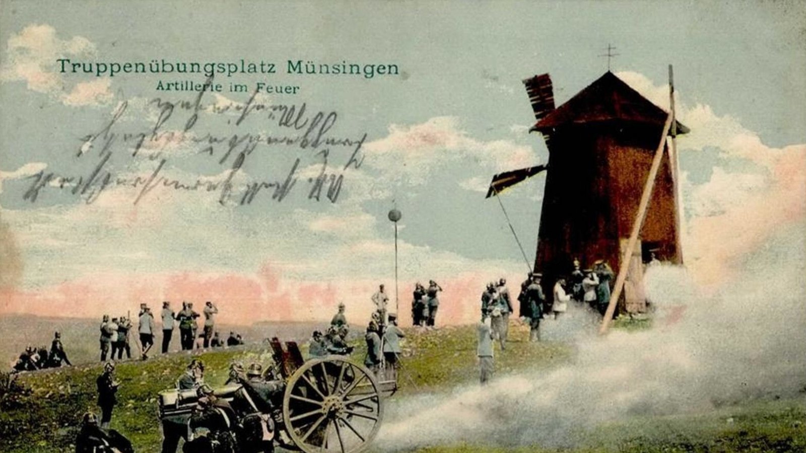 Auf dieser Postkarte von 1910 ist der Beschuss mit Artillerie auf dem Truppenübungsplatz abgebildet.Foto: Joachim Lenk