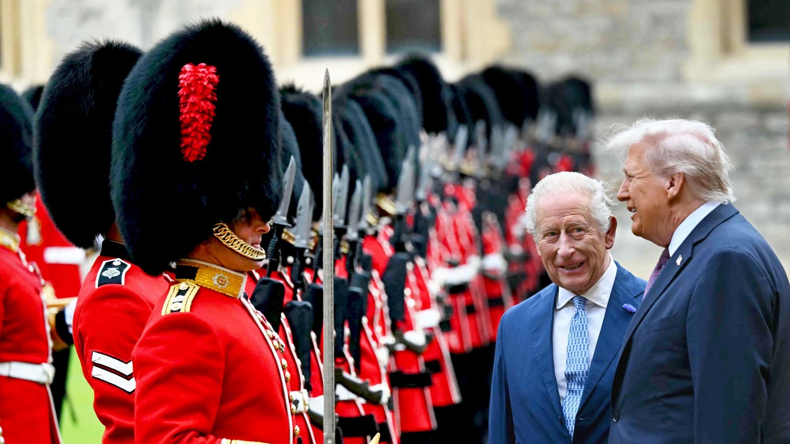 Charles III. und Donald Trump mit der königlichen EhrengardeFoto: AFP Charles III. und Donald Trump mit der königlichen EhrengardeFoto: AFP