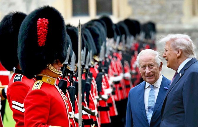 Charles III. und Donald Trump mit der königlichen Ehrengarde<span class='image-autor'>Foto: AFP</span>