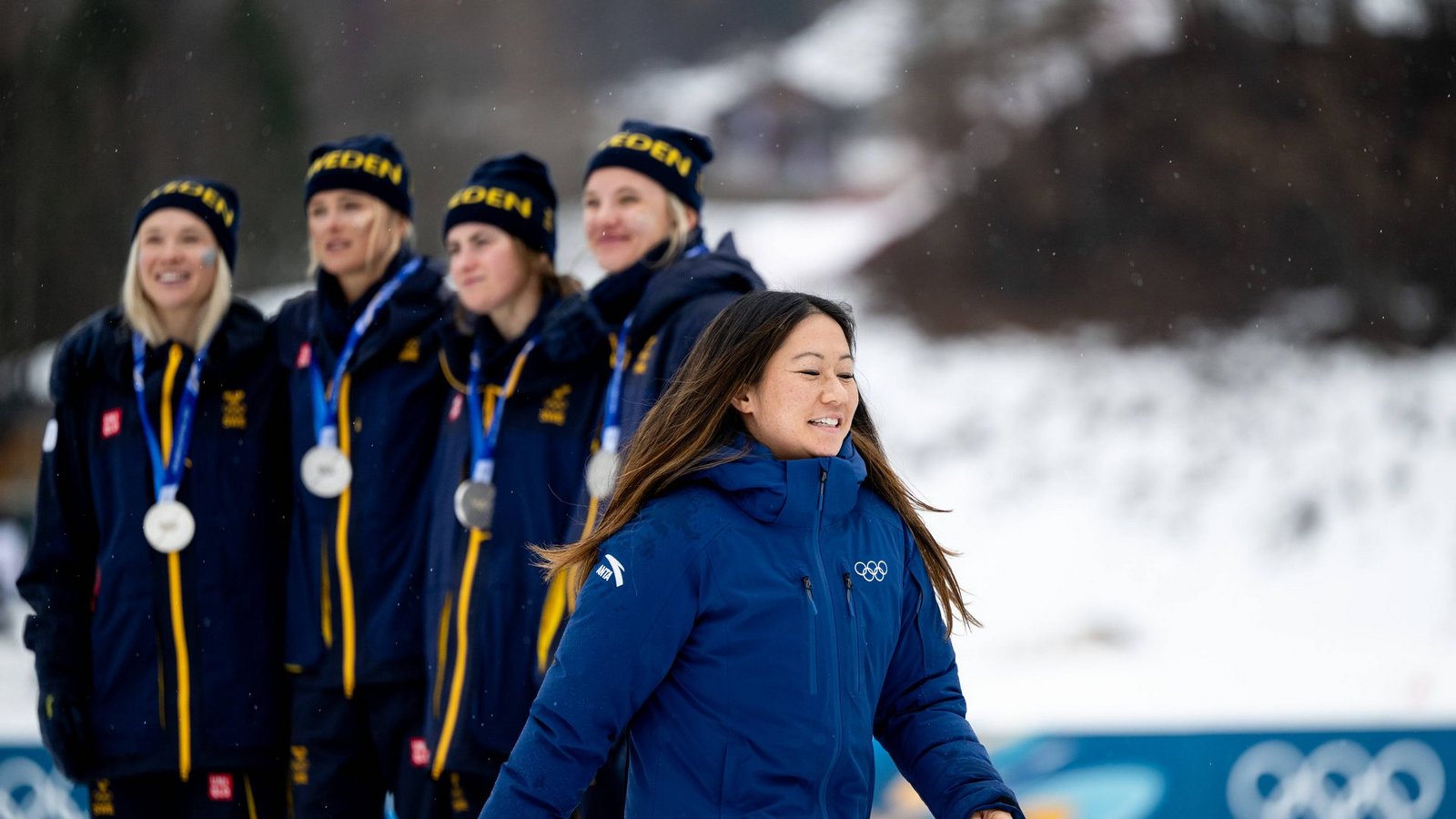 Kim Bui bei der Siegerehrung der Langlaufstaffel der Frauen bei den Winterspielen in Val di Fiemme.Foto: IMAGO/Eibner