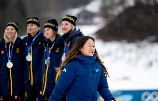 Kim Bui bei der Siegerehrung der Langlaufstaffel der Frauen bei den Winterspielen in Val di Fiemme.<span class='image-autor'>Foto: IMAGO/Eibner</span>