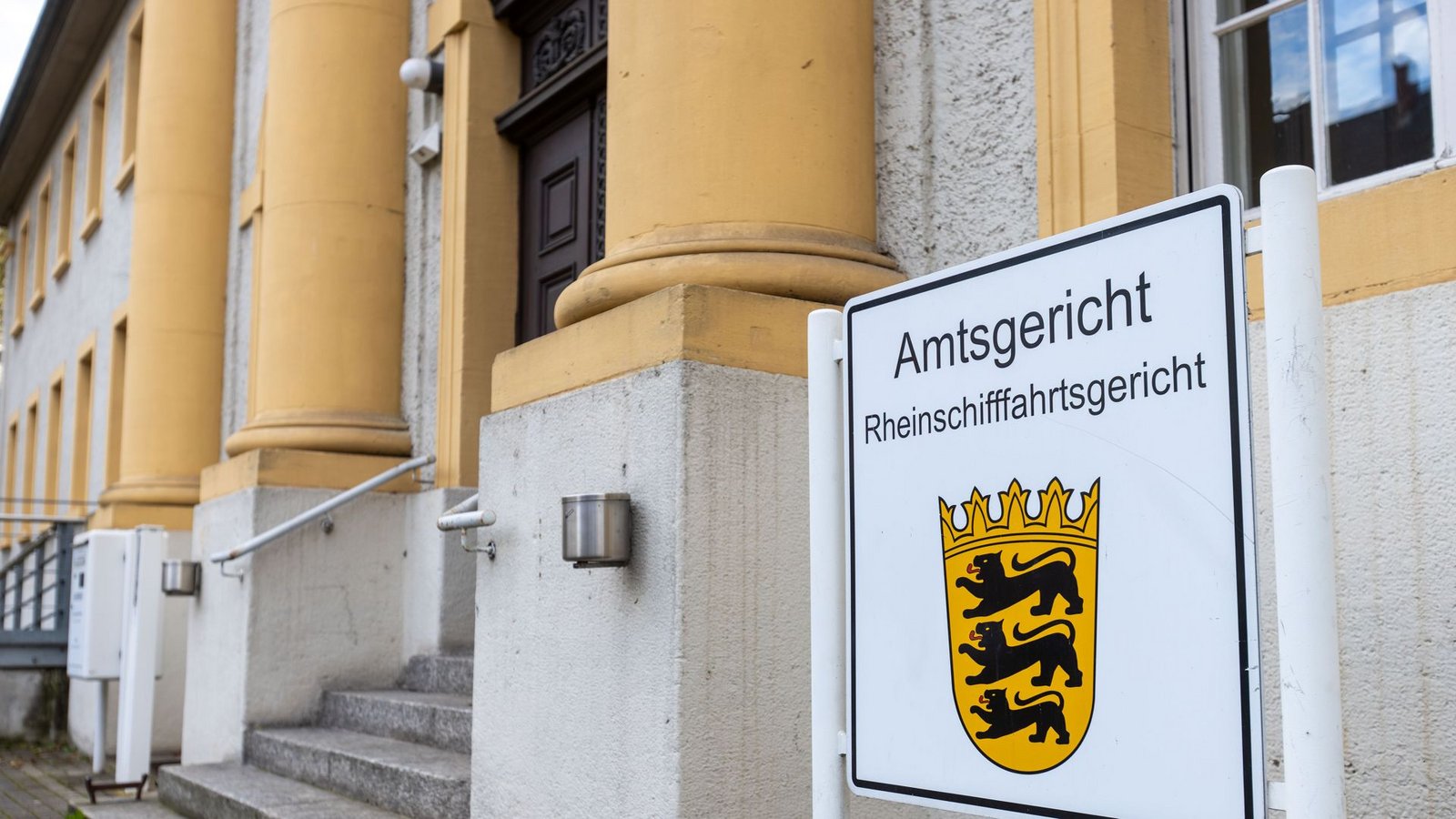 Das Amtsgericht Kehl als Rheinschifffahrtsgericht entschied, dass die Steuerfrau und die Eignerfirma 1,7 Millionen Euro Schadenersatz zahlen müssen.Foto: Philipp von Ditfurth/dpa/Philipp von Ditfurth Das Amtsgericht Kehl als Rheinschifffahrtsgericht entschied, dass die Steuerfrau und die Eignerfirma 1,7 Millionen Euro Schadenersatz zahlen müssen.Foto: Philipp von Ditfurth/dpa/Philipp von Ditfurth