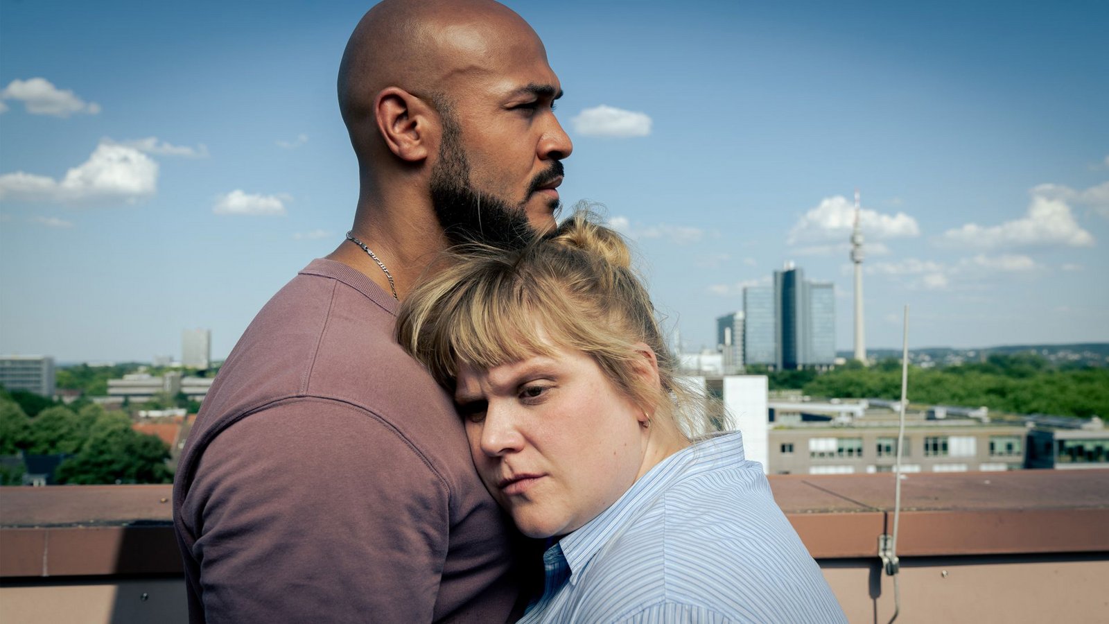 Rosa Herzog (Stefanie Reinsperger, r) steht gemeinsam mit Otto Pösken (Malick Bauer, l) auf dem Dach; er hat ihr von Kossiks internen Ermittlungen berichtet.Foto: WDR/Thomas Kost