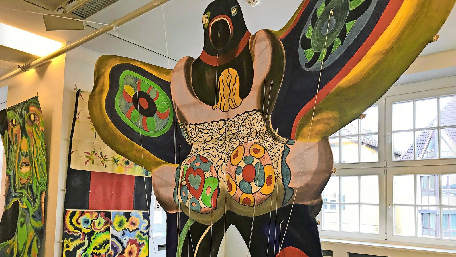 Vor der Auktion bei Nagel: ein Teil des Kunstdrachen.Foto: Silke Arning / SWR Vor der Auktion bei Nagel: ein Teil des Kunstdrachen.Foto: Silke Arning / SWR