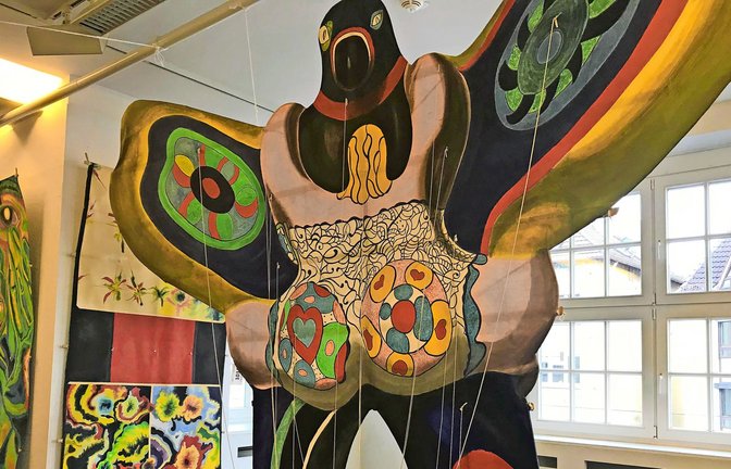 Vor der Auktion bei Nagel: ein Teil des Kunstdrachen.<span class='image-autor'>Foto: Silke Arning / SWR</span>
