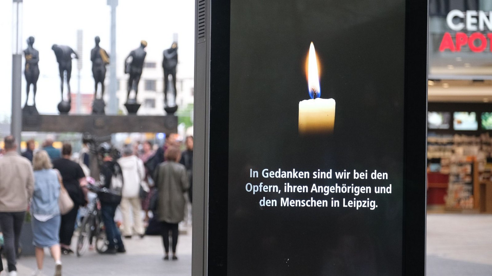 Nach der Amokfahrt in der Fußgängerzone herrschen in Leipzig Trauer und Fassungslosigkeit.Foto: Sebastian Willnow/dpa Nach der Amokfahrt in der Fußgängerzone herrschen in Leipzig Trauer und Fassungslosigkeit.Foto: Sebastian Willnow/dpa