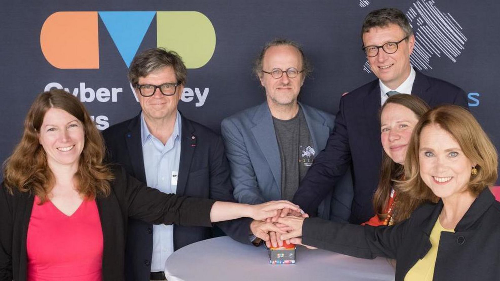 Auf den Knopf gedrückt: Wissenschaftsministerin Petra Olschowski (rechts) und die Partner vom Ellis-Institut.Foto: Cyber Valley/Flügelmann Auf den Knopf gedrückt: Wissenschaftsministerin Petra Olschowski (rechts) und die Partner vom Ellis-Institut.Foto: Cyber Valley/Flügelmann