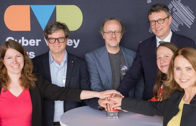 Auf den Knopf gedrückt: Wissenschaftsministerin Petra Olschowski (rechts) und die Partner vom Ellis-Institut.<span class='image-autor'>Foto: Cyber Valley/Flügelmann</span>