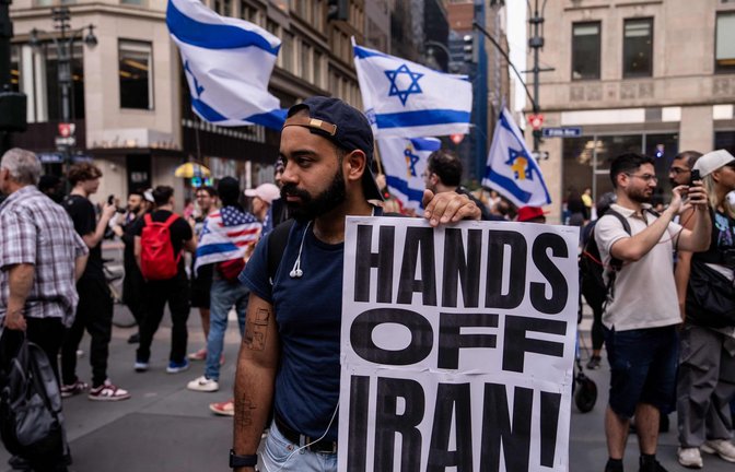 In New York wird gegen einen Kriegseintritt der USA an der Seite Israels gegen den Iran protestiert.<span class='image-autor'>Foto: Getty Images via AFP</span>