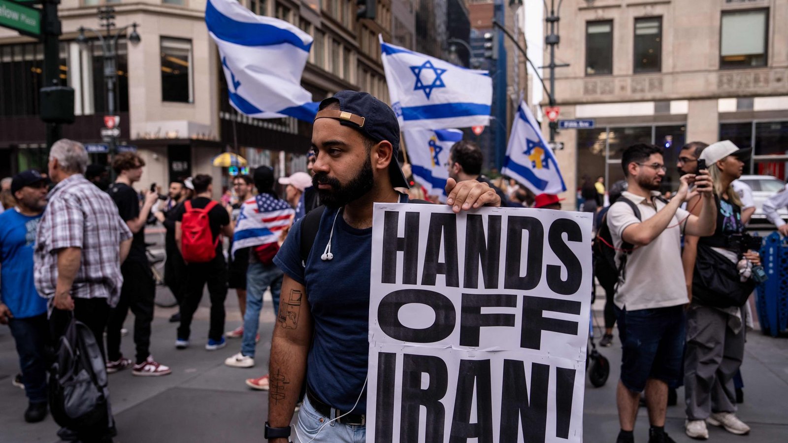 In New York wird gegen einen Kriegseintritt der USA an der Seite Israels gegen den Iran protestiert.Foto: Getty Images via AFP In New York wird gegen einen Kriegseintritt der USA an der Seite Israels gegen den Iran protestiert.Foto: Getty Images via AFP