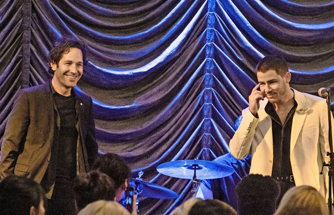 Paul Rudd als Rick (links) und Nick Jonas als Danny in „Power Ballad“<span class='image-autor'>Foto: David Cleary/Leonine/dpa</span>