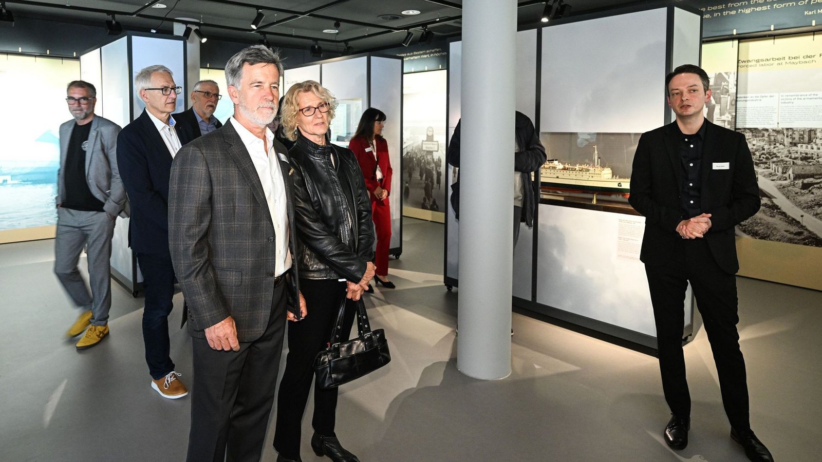 Ausstellungsmacher David Pfeffer (re.) erläutert Ulrich und Kathrin Schmid-Maybach (Mitte) die Ausstellung im Maybach Schaudepot in Friedrichshafen.Foto: Felix Kästle
