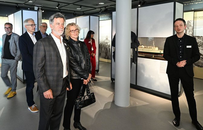 Ausstellungsmacher David Pfeffer (re.) erläutert Ulrich und Kathrin Schmid-Maybach (Mitte) die Ausstellung im Maybach Schaudepot in Friedrichshafen.<span class='image-autor'>Foto: Felix Kästle</span>
