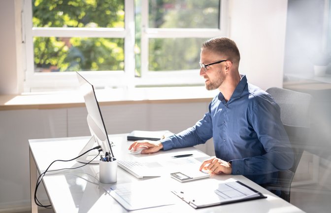 Gerade Menschen, die viel am Computer arbeiten, wollen ihre Augen mit einer Blaulichtfilterbrille schützen.<span class='image-autor'>Foto: PantherMedia / /Andriy Popov</span>
